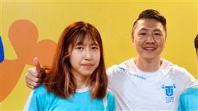 周席君、周洧澤全中運拳擊摘金  國手老爸見證曾是台灣散打國手的周廷原（中）24日在114年全國中等學校運動會，見證大女兒周席君（左）、兒子周洧澤（右）都順利摘下拳擊金牌，一同開心合影留念。中央社記者黎建忠攝  114年4月24日