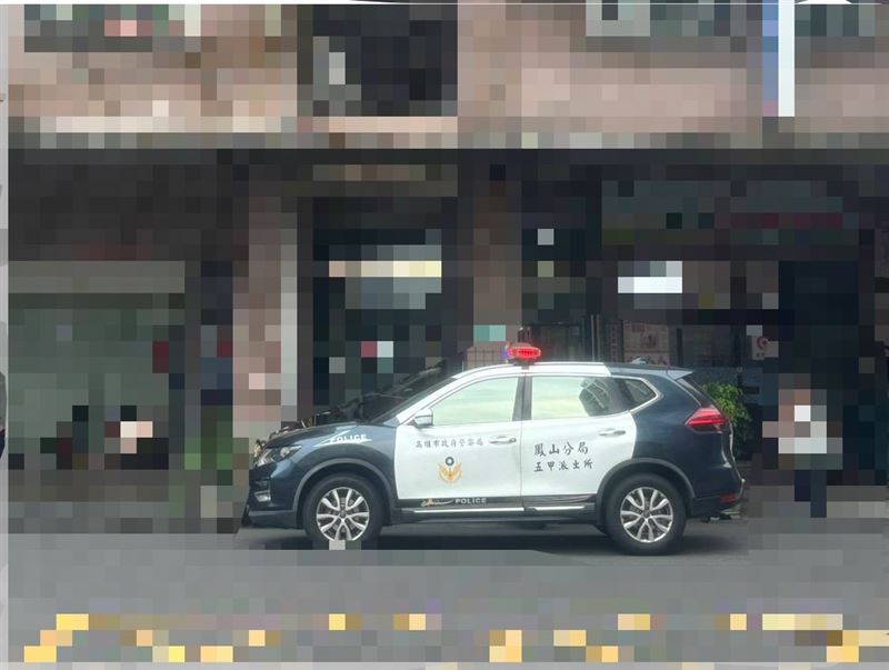 婦人因不明原因墜落後倒臥地面，當場失去生命跡象。（圖／翻攝畫面）