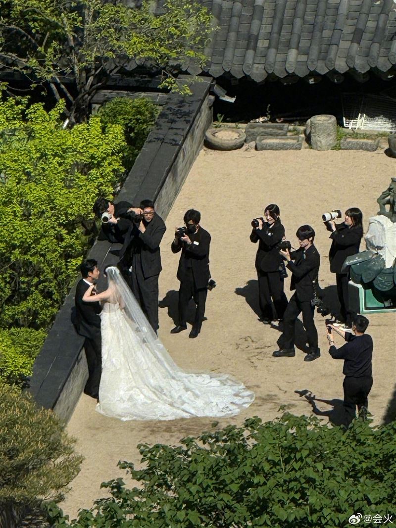 玉澤演婚禮採非公開形式低調進行，沒想到中國網友入住首爾新羅酒店時，意外看到婚禮現場。（圖／翻攝自微博）