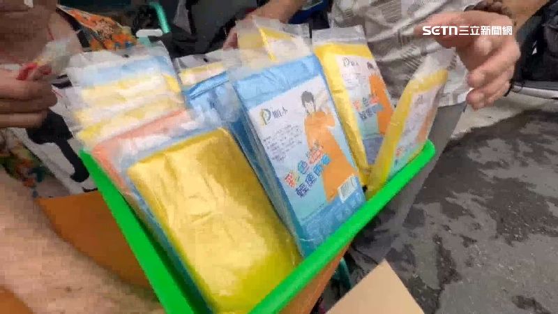 民眾發放雨衣給大家自行取用