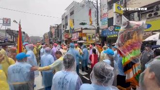 信眾穿雨衣跟隨大甲媽　顏清標找到迷你標
