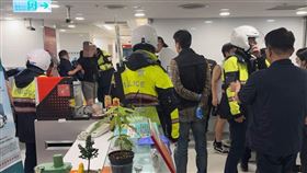 北市忠孝東路四段的中國信託銀行發生搶案，警方將林姓搶匪上銬逮捕。（圖／翻攝畫面）