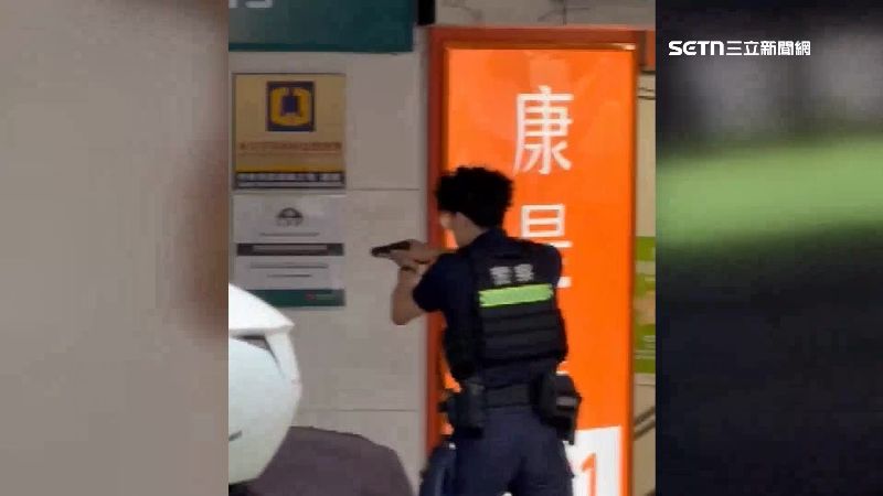 警察持槍在銀行外與歹徒對峙