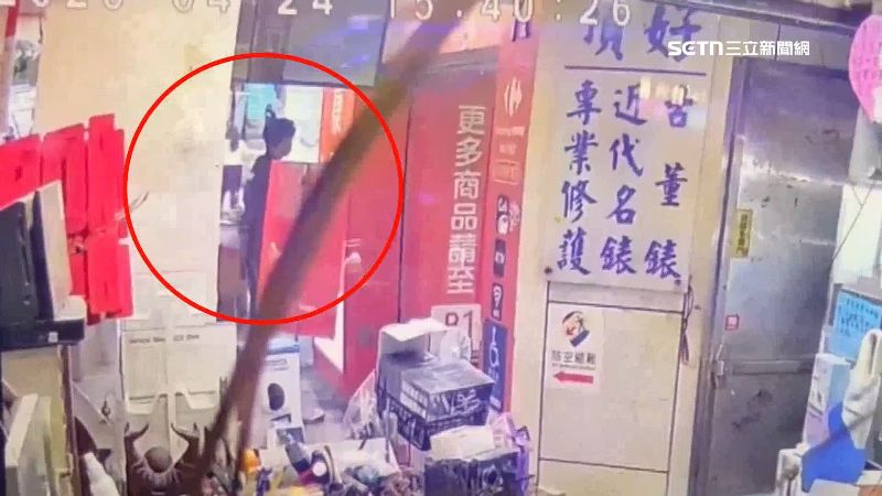 銀行附近監視器拍到林男搶銀行前的身影。(圖／翻攝畫面)