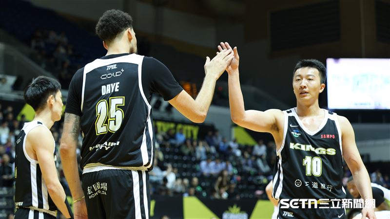 TPBL例行賽，新北國王簡祐哲和洋將奧帝擊掌。（圖／記者劉彥池攝影）