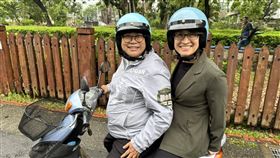 民進黨立委王美惠騎著20幾年的老機車載著蕭美琴「趕行程」（圖／翻攝自王美惠臉書）