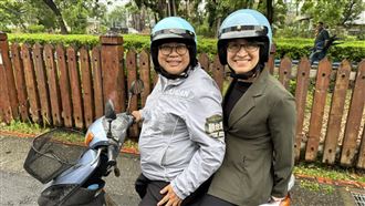 與王美惠騎機車雙載　蕭美琴笑曝隨扈反應