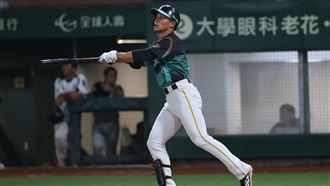 百轟只差幾公分！　王柏融長打差點飛出牆