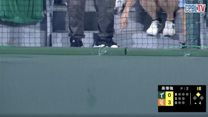 台鋼雄鷹王柏融僅差幾公分就敲出百轟。（圖／翻攝自CPBLTV）