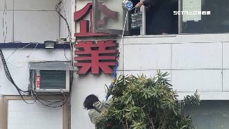 獨／逃命畫面曝！中信銀行員掛救生繩淚崩