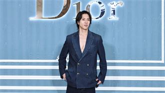 西裝內全空秀大胸肌　山下智久親曝好消息