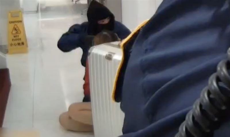 女經理跪坐在地，嚇得不斷發抖。（圖／翻攝畫面）