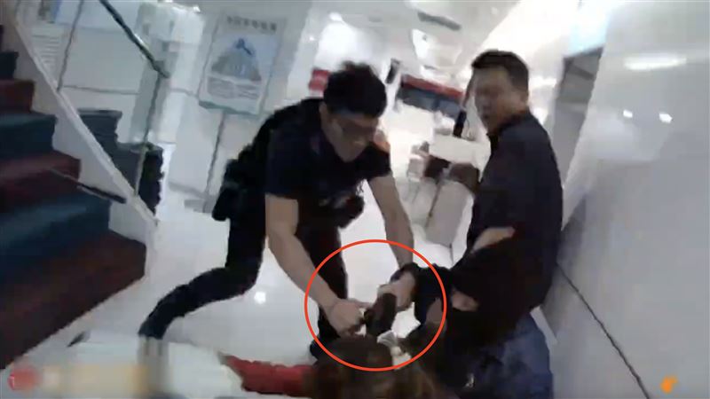 警方衝上前將林男壓制逮捕。（圖／翻攝畫面）