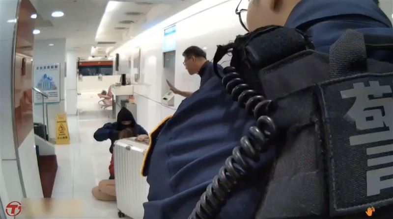 所長呂政隆上前安撫林男。（圖／翻攝畫面）