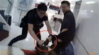 與警對峙畫面曝！蒙面男持槍挾經理索千萬