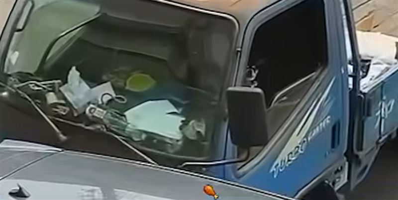 路口監視器清楚拍下藍色小貨車駕駛竟然是汪星人掌舵。（圖／翻攝自Wowtchout - 地圖型行車影像分享平台臉書）