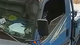 台中藍色小貨車「無人自駕」35秒，驚見汪星人掌舵滑行撞車。（圖／翻攝自Wowtchout - 地圖型行車影像分享平台臉書）