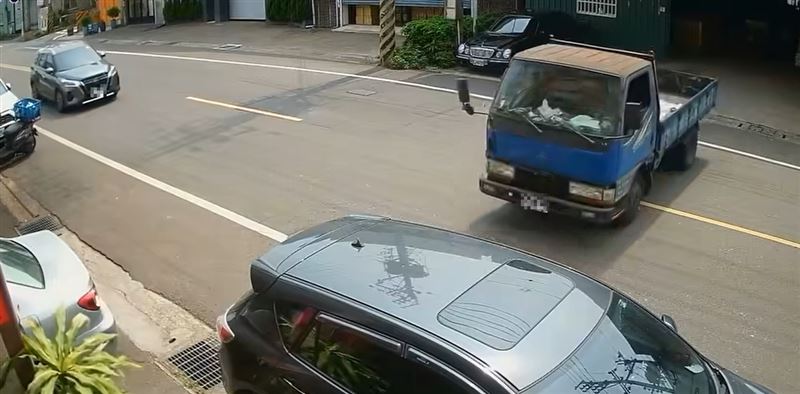 台中藍色小貨車「無人自駕」35秒，緩緩從工廠車庫駛出。（圖／翻攝自Wowtchout - 地圖型行車影像分享平台臉書）