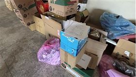 市場內公共空間，有些資料被堆置在地。（圖／翻攝自陳怡君臉書）