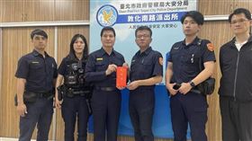 北市大安區忠孝東路四段73號24日下午驚傳銀行搶案，北市警局局長慰勞有功人員。（圖／翻攝畫面）