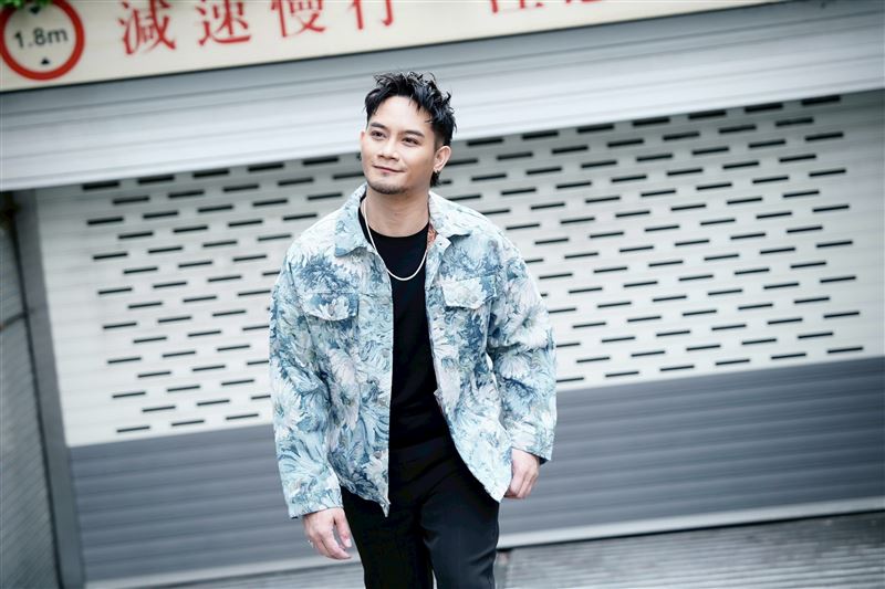 大Q秉洛近年擔任A-Lin等天王天后和聲，期盼外界知道自己不斷進步。（圖／記者趙于瑩攝影）