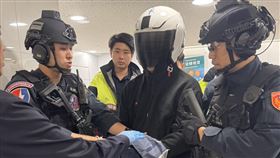 北市忠孝東路四段的中國信託銀行發生搶案，警方將林姓搶匪上銬逮捕。（圖／翻攝畫面）