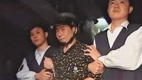 毒蟲鍾德樹（中）縱火燒死3人，最後遭判死刑定讞、槍決伏法。（翻攝東森新聞）圖／鏡週刊提供，非該則稿勿用
