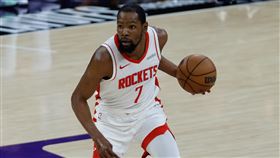 休士頓火箭隊當家領袖杜蘭特（Kevin Durant）由於左腳踝扭傷，將無法缺席對洛杉磯湖人隊的系列賽第三戰。（圖／美聯社／達志影像）
