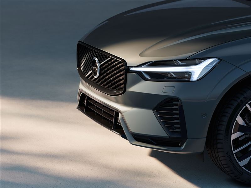 全新水箱護罩與經典雷神之鎚日行燈再進化。（圖／Volvo提供）