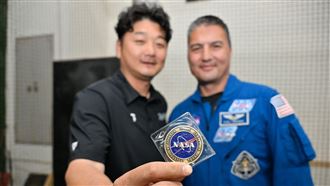 獨／雨天無緣開球　太空人林琪兒揮棒照曝