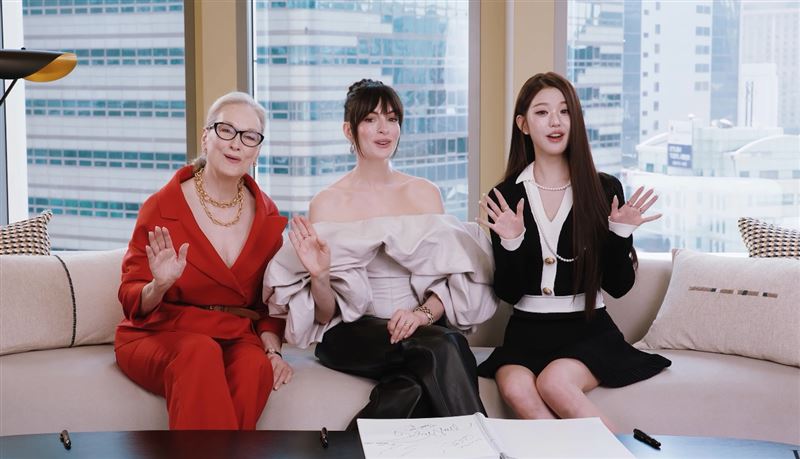 韓團IVE張員瑛（右）全程流利英文訪問梅莉史翠普 、安海瑟薇。（圖／翻攝自YouTube@VOGUE KOREA）