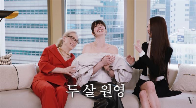 張員瑛透露《穿著PRADA的惡魔》上映時她才2歲，兩女主角當場笑翻。（圖／翻攝自YouTube@VOGUE KOREA）