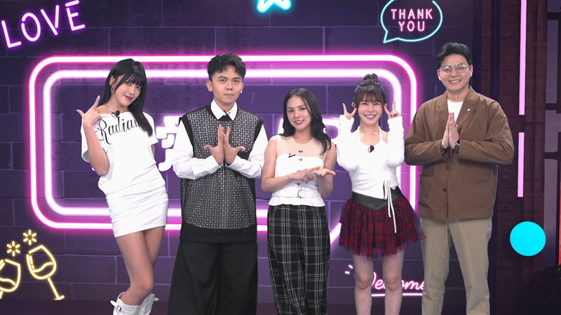 艾莉絲（左起）、黃豪平、熊熊、阿樂、命理師伊森大合照。(圖／《戀愛熊天秤》提供）