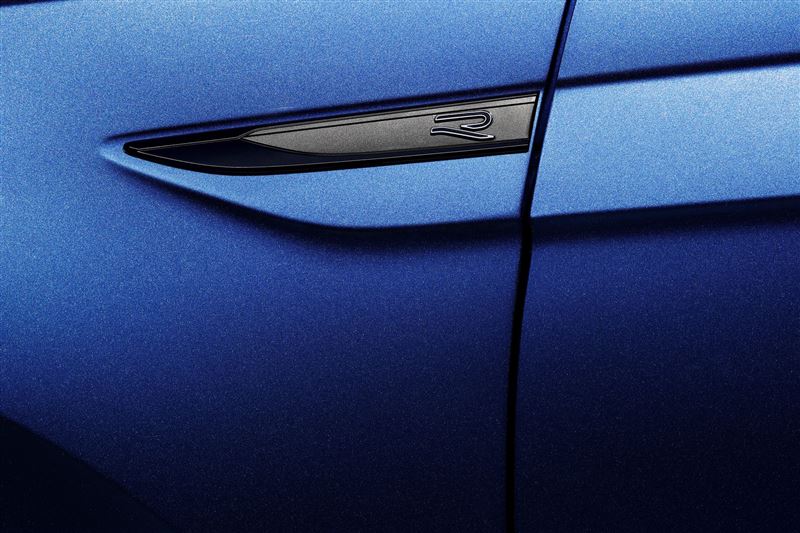 R-Line版本更加入專屬空力套件與銘牌。（圖／Volkswagen提供）