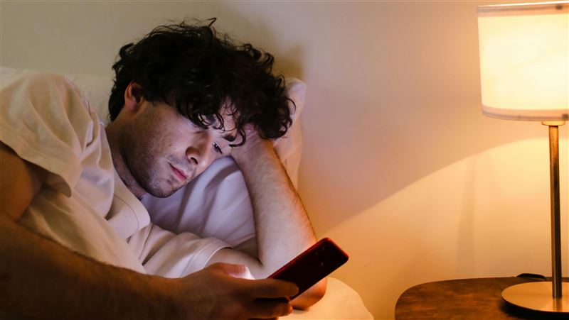 半夜醒來不一定是「睡眠障礙」但此時若滑手機，下場會更慘。（示意圖／Pexels）