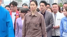 蔣萬安和沈伯洋同台，在蕭美琴一左一右（圖／翻攝畫面）