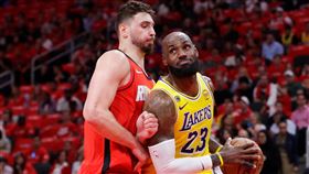 洛杉磯湖人球星詹姆斯（LeBron James）完成關鍵抄截並命中追平三分球，單場繳出29分、13籃板的統治級數據。（圖／美聯社／達志影像）