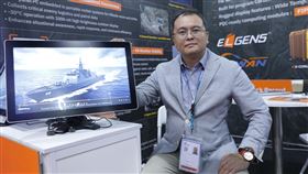 台灣軍規顯示器進入烏東最前線俄烏戰事未歇，台灣軍規電腦業者李金柱（圖）和團隊成員研發的強固型顯示與嵌入式系統持續進入烏東最前線，協助烏軍透過穩定且耐極低溫的顯示器操控反戰車飛彈，成為前線作戰體系中的關鍵一環。攝於23日。中央社記者黃自強吉隆坡攝 115年4月25日