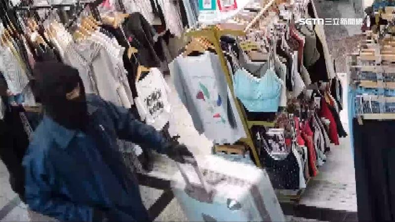 嫌犯租屋處距離銀行約2百公尺處，拖著白色行李箱徒步到場犯案
