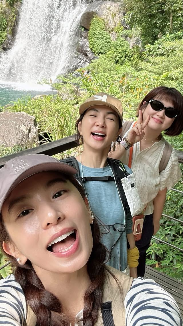 「S.H.E」Hebe（左起）、Ella、Selina合體登山。（圖／翻攝自田馥甄IG）