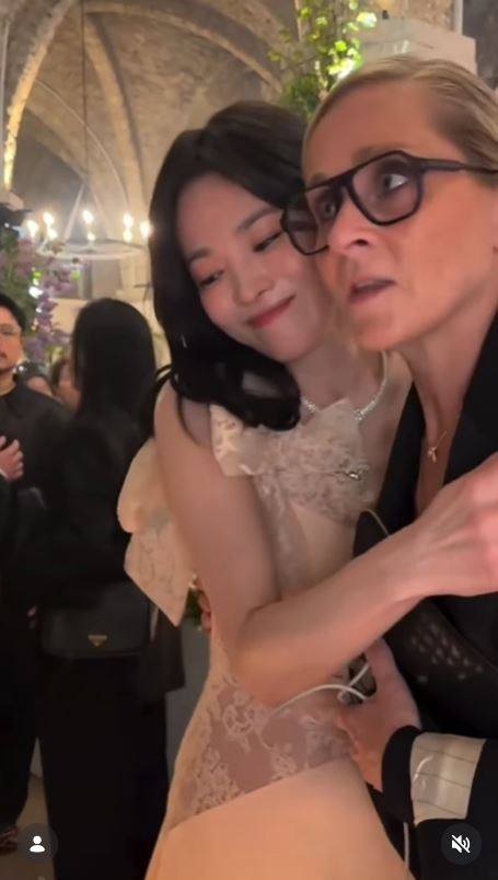 時尚雜誌捕捉到宋慧喬微醺狀態的自然模樣，與過往氣質形成強烈反差。（圖／翻攝自IG @cakemag_kr）