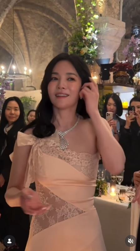 時尚雜誌捕捉到宋慧喬微醺的自然模樣，被大讚狀態超好。（圖／翻攝自IG @cakemag_kr）