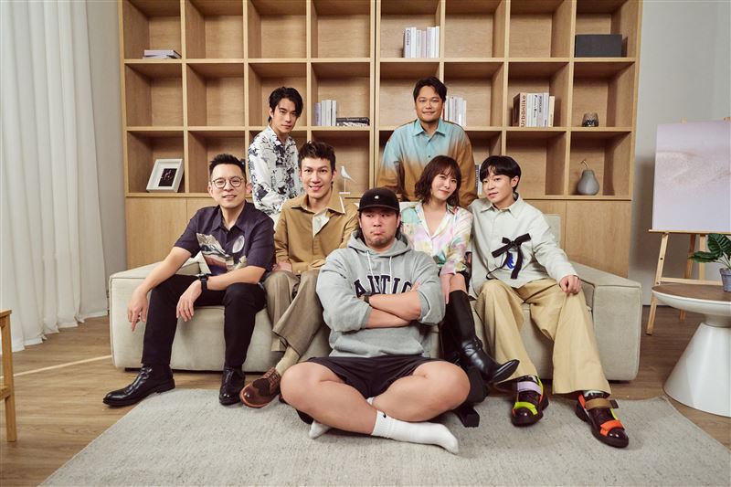 導演李伯恩（中）為蘇打綠六位成員量身打造六人六色主題任務。(圖／TVBS提供）