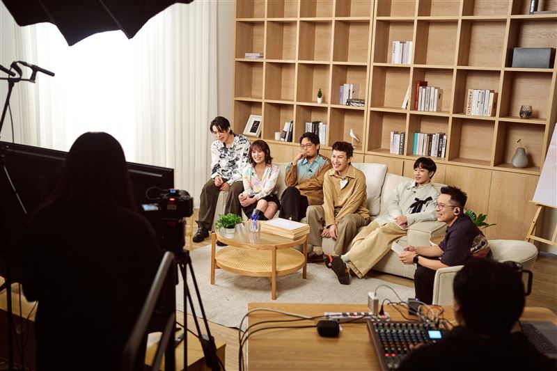 蘇打綠首部團綜瘋出新高度，左起為成員家凱、馨儀、阿福、阿龔、青峰、小威。（圖／TVBS提供）