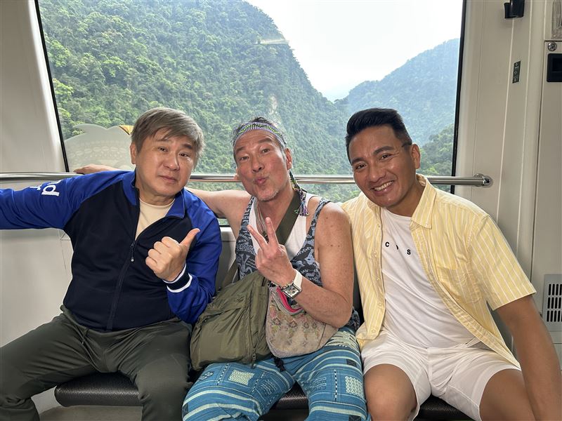 胡瓜（左起）訪問黃仲崑、民雄。（圖／《下面一位》提供）