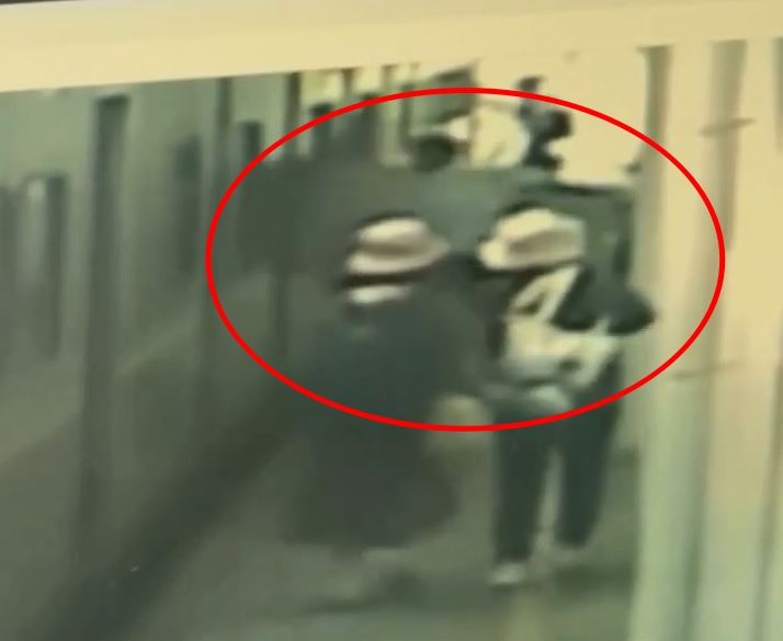 台鐵站務員休假期間抱渡板衝撞區間車車廂，嚇壞乘客。（圖／翻攝自靠北台鐵）