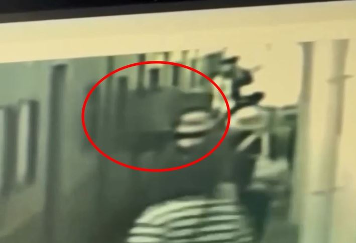 彰化站林姓站務員突然失控，抱渡板猛撞區間車車廂。（圖／翻攝自靠北台鐵）