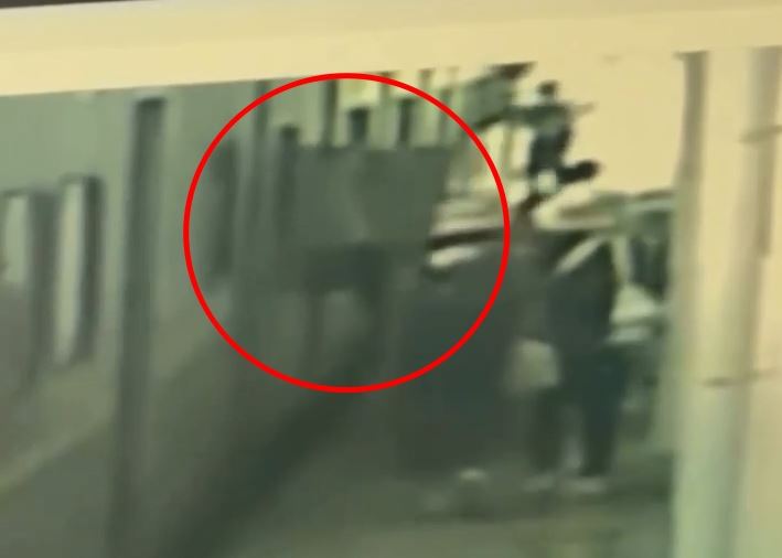 彰化站林姓站務員突然失控，抱渡板猛撞區間車車廂。（圖／翻攝自靠北台鐵）