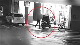花蓮吉安鄉行車糾紛，林男持木棍攻擊，曾男（圖）拔腿狂奔逃往巷弄。（圖／翻攝畫面）