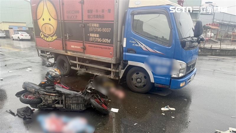 鳳仁路上疾駛而來的2部機車發現前方剩縫隙，閃避不及，接連摔車重擊運肉車。（圖／翻攝畫面）